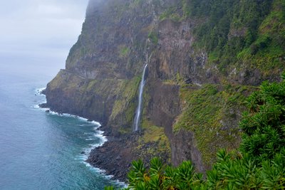 Ein Wasserfall an der Küste Madeiras