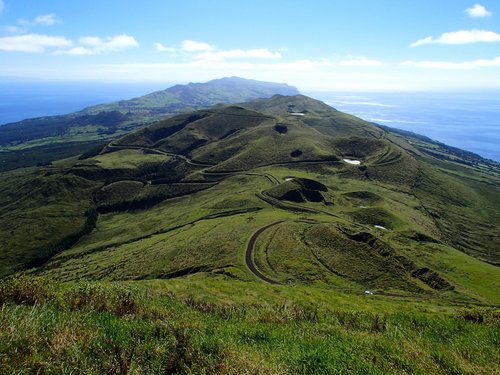 Blick über die höchste Erhebung Sao Jorges, den Pico da Esperança, mit dem Meer im Hintergrund.