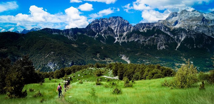 Eine kleine Wandergruppe wandert im Norden Albaniens durch das Valbona Tal.