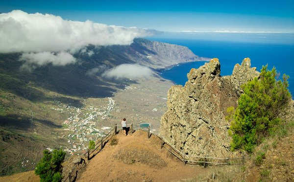 Vom Aussichtspunkt Mirador de Jinama auf El Hierro hat man einen weiten Blick auf die Landschaft und das Meer.