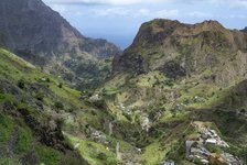 Blick übers Paúl-Tal Blick von oben auf ein grünes Tal auf den Kapverden.