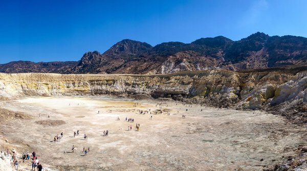 Wandern in der Caldera auf Nisyros Blick in die Caldera des Vulkans auf Nisyros.