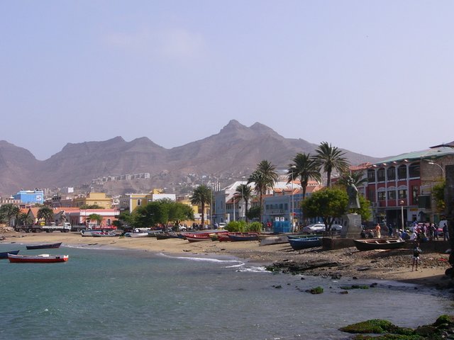 Blick auf Meer, Strand und Berge