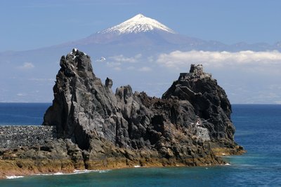 Von Gomera aus eröffnet sich der Blick auf die Nachbarinsel Teneriffa mit ihrer höchsten Erhebung El Teide.