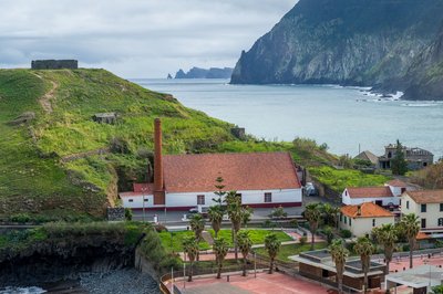 Eine Rumbrennerei an einer Küste Madeiras