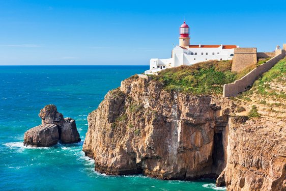 Der Leuchtturm an der Küste am Cabo de São Vicente bei Sagres in Portugal