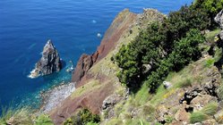Am Ponta de Rosais blickt man tief hinab auf den blauen Ozean.