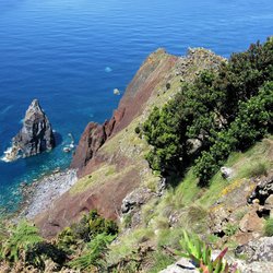 Am Ponta de Rosais blickt man tief hinab auf den blauen Ozean.
