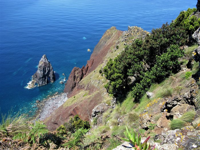 Am Ponta de Rosais blickt man tief hinab auf den blauen Ozean.