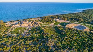 Die antike Stadt Salamis Aus der Luft schaut man auf die Ausgrabungsstätte von Salamis, rechts ein Amphitheater, links die im Rechteck stehenden Säulen eines Tempels, im Hintergrund das Meer.