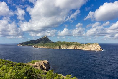 Blick auf die Dracheninsel vor Mallorca
