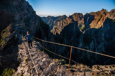 Ein Wanderweg, der zwei Berge verbindet