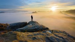 Activida: Sonnenaufgänge beim Wandern erleben Sonnenaufgang über den Bergen.