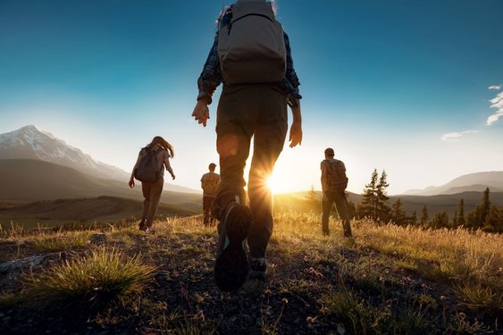 Eine Wandergruppe bei Sonnenaufgang