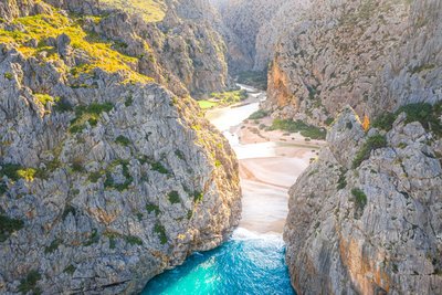 Eine schmale Bucht auf Mallorca