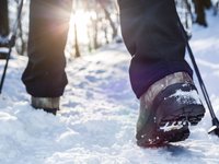 Schuhe eines Wanderers im Schnee