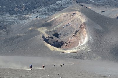 Wanderung in der grauen Vulkanlandschaft der Kapverden-Insel Fogo.