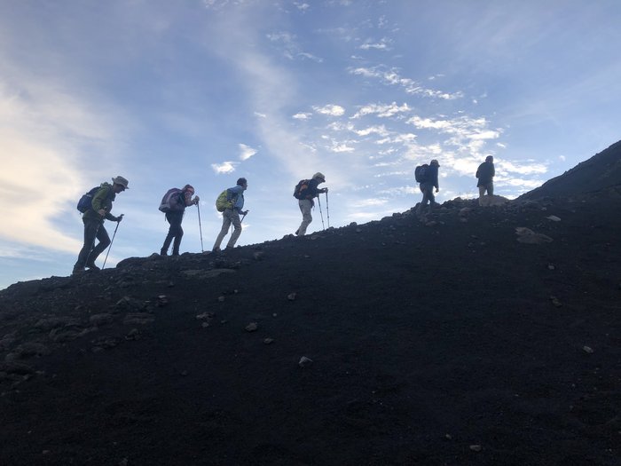 Eine Gruppe Wanderer besteigt einen Berg