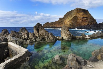 Ein schroffes Wasserbecken an der Küste Madeiras