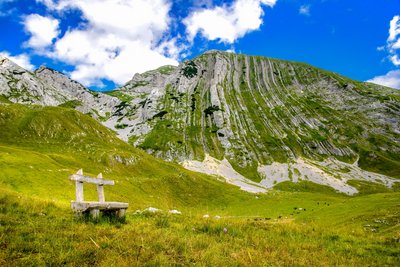 Wandern durch die Berglandschaft von Montenegro Grüne Berge in Montenegro