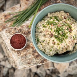 Eine Schüssel mit zubereitetem Risotto