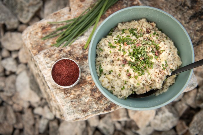 Eine Schüssel mit zubereitetem Risotto