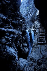 Ein Wasserfall in einer engen Schlucht