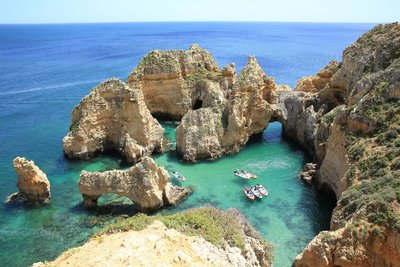 Die Felsformation Ponta da Piedade an der Algarve Blick auf eine Felsformation an der Küste