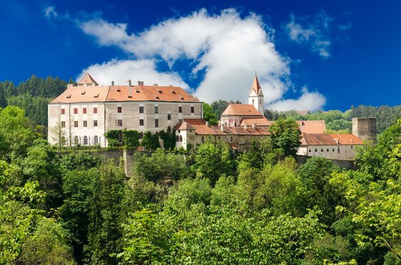Die Burg Bitov liegt in einem schönen Naherholungsgebiet Grüne Wälder umgeben die eindrucksvolle Burg Bitov.