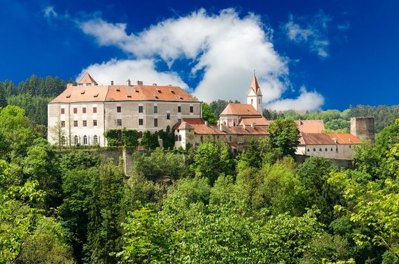 Grüne Wälder umgeben die eindrucksvolle Burg Bitov.