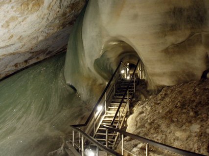 Abstieg in eine Eishöhle 