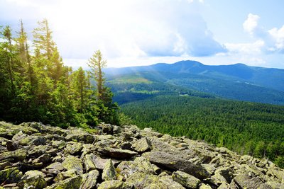 Wandern in traumhafter Landschaft in Tschechien Ausblick auf die weite Landschaft des Böhmerwaldes in Tschechien.