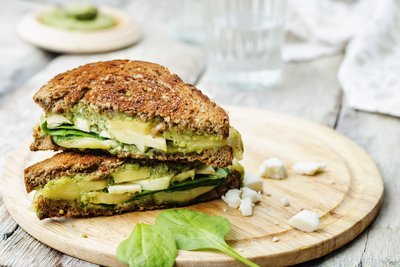 Sandwich mit Avocado und Mozzarella