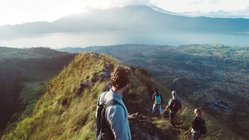 Wandern verbindet: Wandergruppen bei Activida Eine Wandergruppe wandert auf einem Bergkamm entlang.