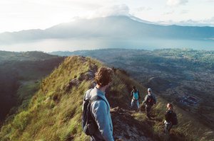 Eine Wandergruppe wandert auf einem Bergkamm entlang.