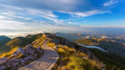 Gepflasterter Wanderweg mit Aussichtspunkt auf den Bergen des Lovcen Nationalparks in Montenegro.