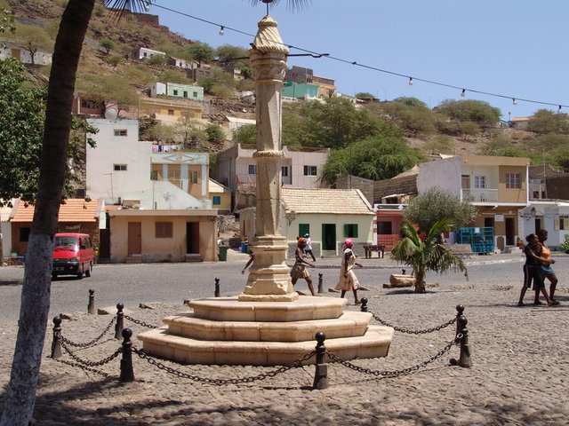 Blick über Statue auf einem Platz 