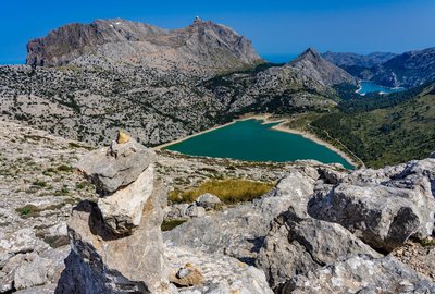 Ein türkisgrüner Bergsee auf Mallorca