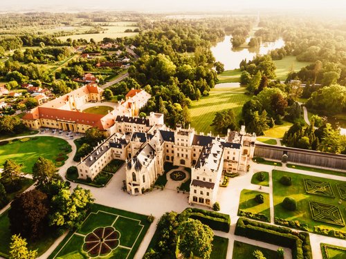 Weitläufige Parks umgeben die Schlösser von Lednice und Valtice Aus der Luft schaut man hinunter auf die UNESCO-geschützte Kulturlandschaft Lednice-Valtice.
