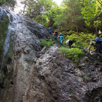 Wanderer bahnen sich einen Weg durch die Natur im Nationalpark Slowakisches Paradies