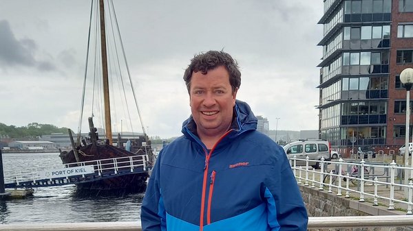 Reiseberater Lars Bäumer am Hafen von Kiel.