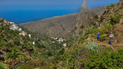Ein Wanderweg führt bergab richtung Meer auf La Gomera.