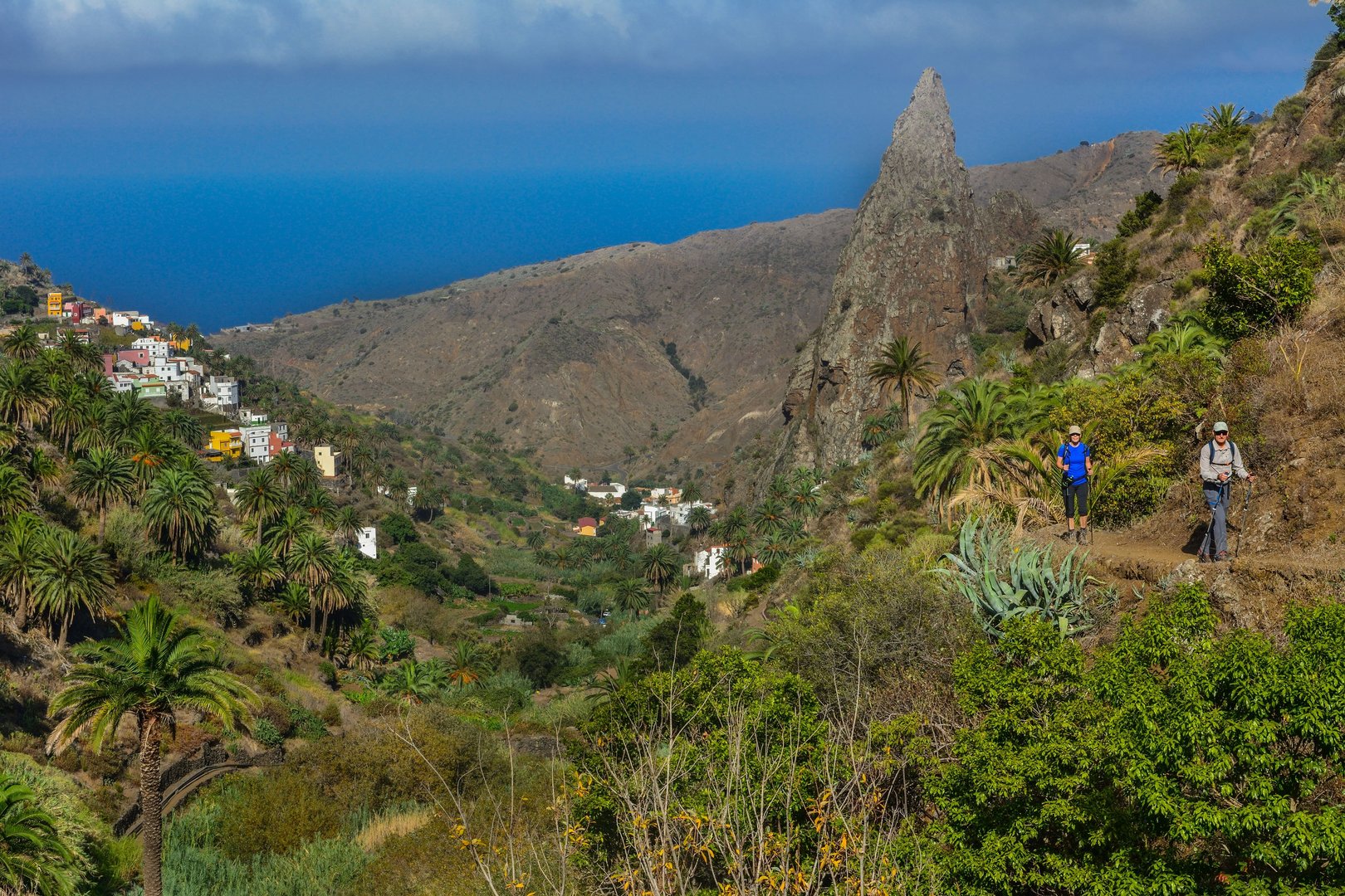 Ein Wanderweg führt bergab richtung Meer auf La Gomera.