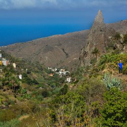Ein Wanderweg führt bergab richtung Meer auf La Gomera.