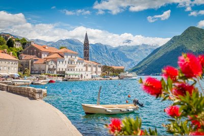 Urlaubsstimmung an der Adriaküste Blick auf das Meer und die Küstenstadt Perast in der Kotor Bucht in Montenegro.