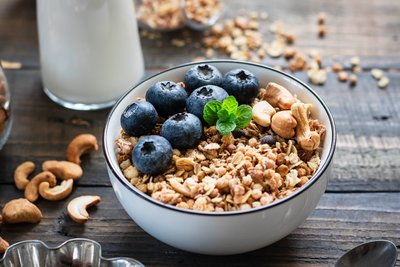 Müsli mit Haferflocken und Obst