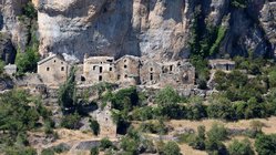Das Kalksteingebirge Causse Méjean in Frankreich Häuser, die aus Kalkstein geschlagen wurden