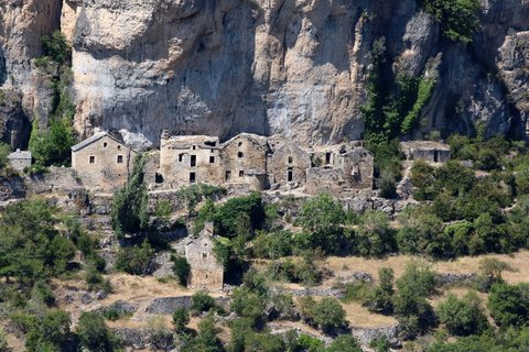 Häuser, die aus Kalkstein geschlagen wurden