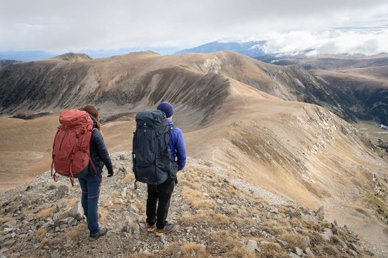 Auf dem Heimweg Zwei Wanderer schauen sich die Landschaft an