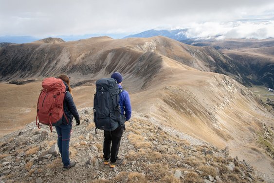 Zwei Wanderer schauen sich die Landschaft an